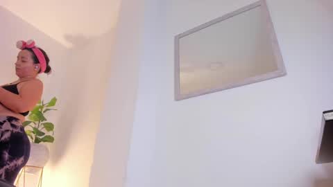 Snapshot of izaro_22 chatting on February 19, 2:12 am Iza online show from February 19, 2:12 am