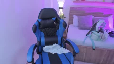 Snapshot of izaro_22 chatting on September 15, 1:11 pm Iza online show from September 15, 1:11 pm