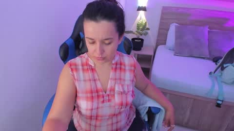 Snapshot of izaro_22 chatting on September 16, 1:12 pm Iza online show from September 16, 1:12 pm