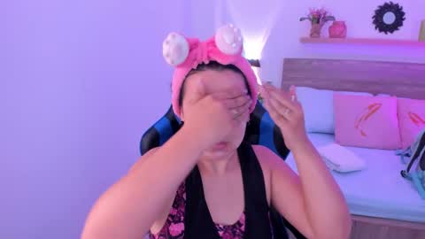 Snapshot of izaro_22 chatting on September 29, 12:54 pm Iza online show from September 29, 12:54 pm