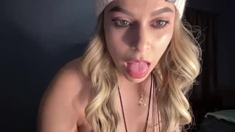 Snapshot of izcah_g chatting on December 7, 9:06 am Izcah online show from December 7, 9:06 am
