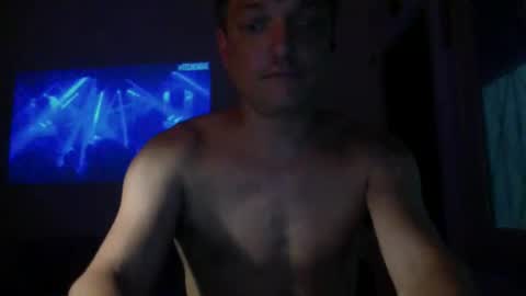 Snapshot of izealvaro chatting on October 17, 7:33 am izealvaro online show from October 17, 7:33 am