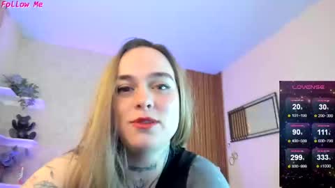 Snapshot of izzchell_ chatting on April 16, 3:24 pm Lia online show from April 16, 3:24 pm