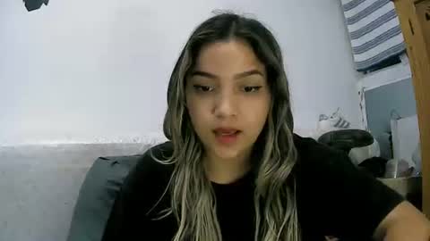 Snapshot of izzy_32 chatting on April 4, 2:10 am izzy_32 online show from April 4, 2:10 am