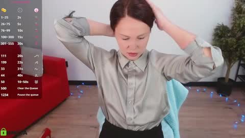 Queen of nylon  Victoria online show from May 4, 5:47 am