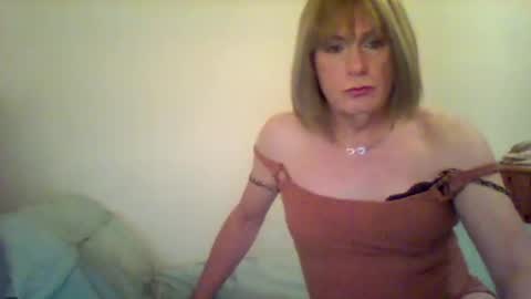 Snapshot of izzy_mchoney chatting on January 2, 4:35 pm izzy_mchoney online show from January 2, 4:35 pm