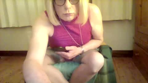 Snapshot of izzy_mchoney chatting on May 15, 11:01 pm izzy_mchoney online show from May 15, 11:01 pm