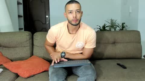 Snapshot of j_calix chatting on December 30, 1:15 am Calix Independient model Insta and twt Calixsnake online show from December 30, 1:15 am