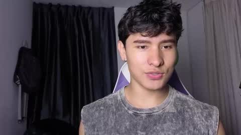 Snapshot of j_u_p_i_t_e_r chatting on March 3, 11:32 pm Noah online show from March 3, 11:32 pm