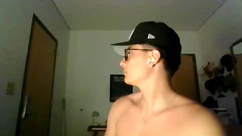 ImZacharyTyler online show from June 3, 1:41 am