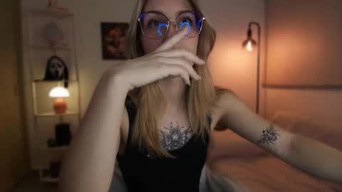 Linda Sofia help me get to 100 thumbs up online show from November 17, 4:29 am