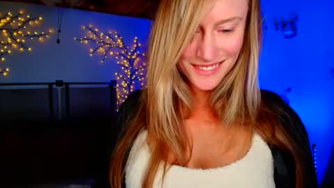 jadeamaryllis_ online show from May 6, 3:39 pm