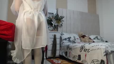 Snapshot of jadeee_11 chatting on December 11, 8:04 am Jade online show from December 11, 8:04 am