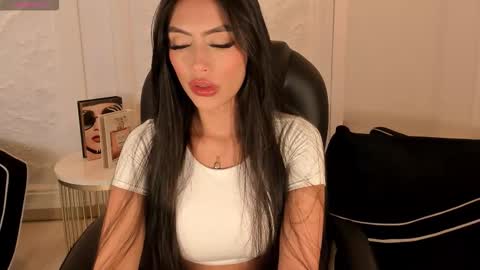 JADE EVANS online show from January 17, 2:33 pm