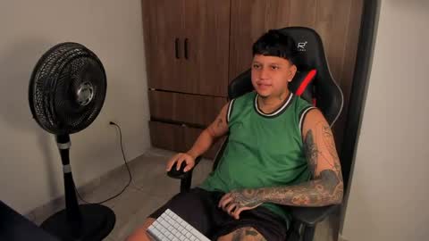 Snapshot of jake_pons chatting on March 27, 11:04 pm Jake Pons online show from March 27, 11:04 pm