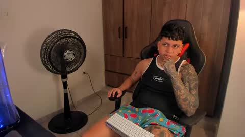Snapshot of jake_pons chatting on April 24, 9:34 am Jake Pons online show from April 24, 9:34 am