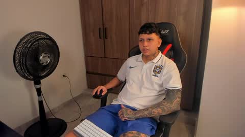 Snapshot of jake_pons chatting on April 29, 11:44 pm Jake Pons online show from April 29, 11:44 pm