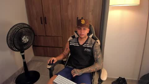 Snapshot of jake_pons chatting on May 17, 4:54 am Jake Pons online show from May 17, 4:54 am