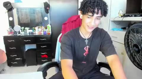 Snapshot of jake_willianss chatting on June 13, 7:23 pm jake willianss online show from June 13, 7:23 pm