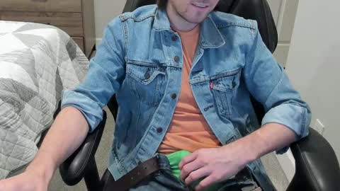 Snapshot of jakesnake442 chatting on February 19, 4:01 am jakesnake442 online show from February 19, 4:01 am