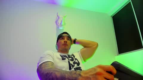 jakestone_1 online show from May 17, 7:54 pm