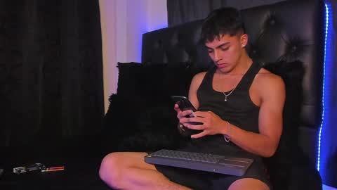 Snapshot of james1lee_ chatting on December 16, 2:36 am LeonardoInsta LeonardoperezcoPvt open online show from December 16, 2:36 am