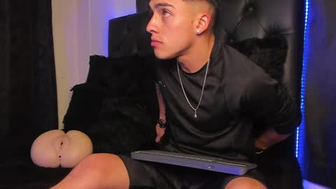 Snapshot of james1lee_ chatting on January 14, 3:53 am LeonardoInsta LeonardoperezcoPvt open online show from January 14, 3:53 am