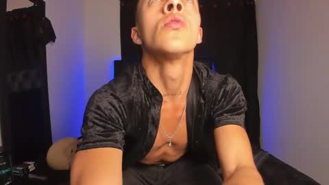 Snapshot of james1lee_ chatting on February 26, 2:37 am LeonardoInsta LeonardoperezcoPvt open online show from February 26, 2:37 am