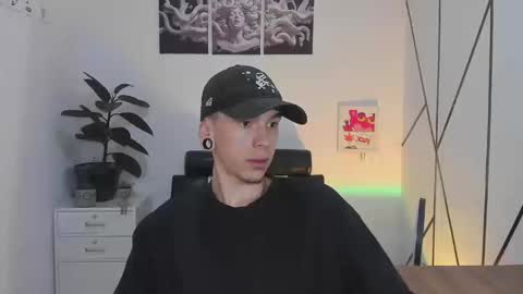 james_adamss_ online show from November 18, 12:42 pm