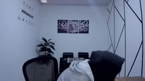 james_adamss_ online show from December 4, 12:36 pm