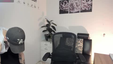 james_adamss_ online show from December 19, 1:07 pm