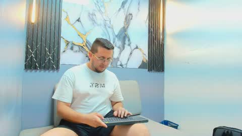 Snapshot of james_davis2 chatting on April 6, 9:38 pm James online show from April 6, 9:38 pm