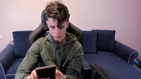 Snapshot of james_mil chatting on October 25, 6:35 pm James online show from October 25, 6:35 pm