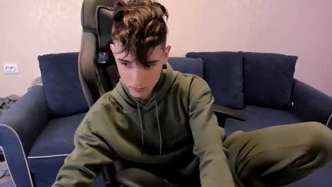 Snapshot of james_mil chatting on October 29, 7:26 pm James online show from October 29, 7:26 pm