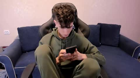 Snapshot of james_mil chatting on October 31, 6:20 pm James online show from October 31, 6:20 pm