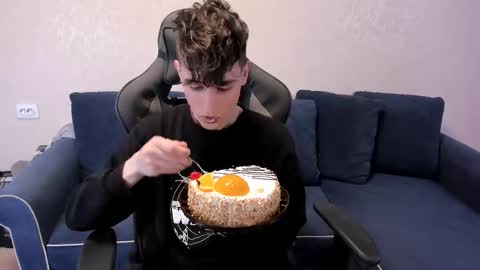 Snapshot of james_mil chatting on November 4, 7:24 pm James online show from November 4, 7:24 pm