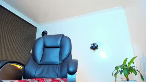 Snapshot of james_thick1 chatting on February 1, 12:07 am James online show from February 1, 12:07 am
