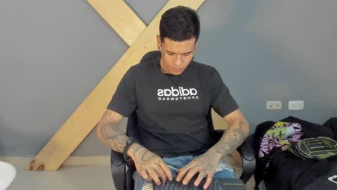 Snapshot of jamesinked_ chatting on December 4, 2:59 pm Jamesinked online show from December 4, 2:59 pm