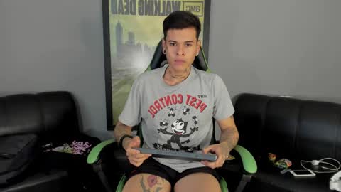Snapshot of jamesinked_ chatting on December 15, 6:59 pm Jamesinked online show from December 15, 6:59 pm