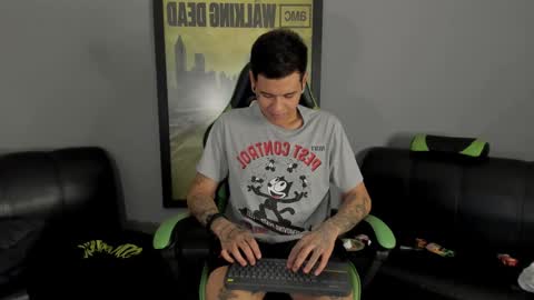 Snapshot of jamesinked_ chatting on December 15, 10:15 pm Jamesinked online show from December 15, 10:15 pm