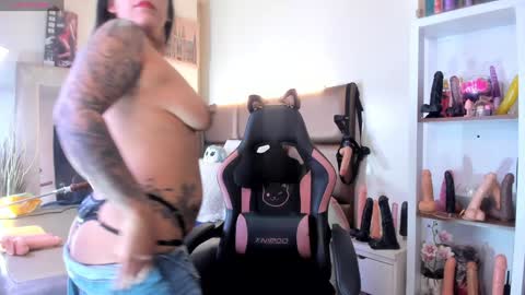 Snapshot of janette_rider_ chatting on February 1, 3:30 am Janette online show from February 1, 3:30 am