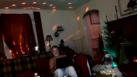 Snapshot of jasonreloaded694u chatting on December 25, 8:07 am Jason online show from December 25, 8:07 am