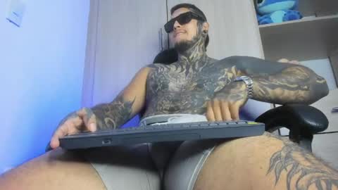 Michael independient model online show from April 27, 8:40 pm