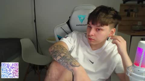 Snapshot of jayce_icestone chatting on February 1, 10:30 pm Jayce online show from February 1, 10:30 pm