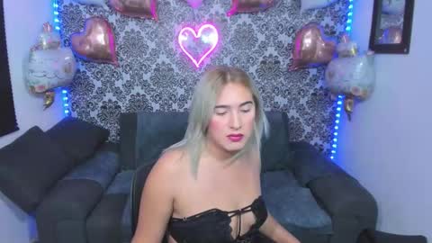 Snapshot of jdstudio chatting on March 4, 3:12 am . Julianita y Valery . online show from March 4, 3:12 am