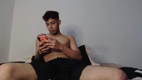 Snapshot of jeampier_sexy chatting on March 12, 11:01 pm jeampier_sexy online show from March 12, 11:01 pm