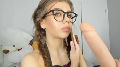 Dolly online show from December 15, 3:42 pm