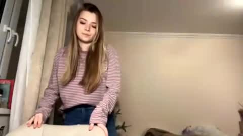 Hey EveryoneIm Kimi  Glad to see you in my room We almost hit 10 Thumb up in one day   online show from January 31, 7:11 pm