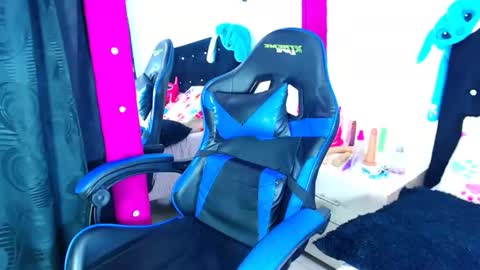 Snapshot of jenng18 chatting on February 17, 3:36 am jenn online show from February 17, 3:36 am