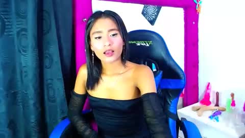 Snapshot of jenng18 chatting on February 23, 8:55 am jenn online show from February 23, 8:55 am